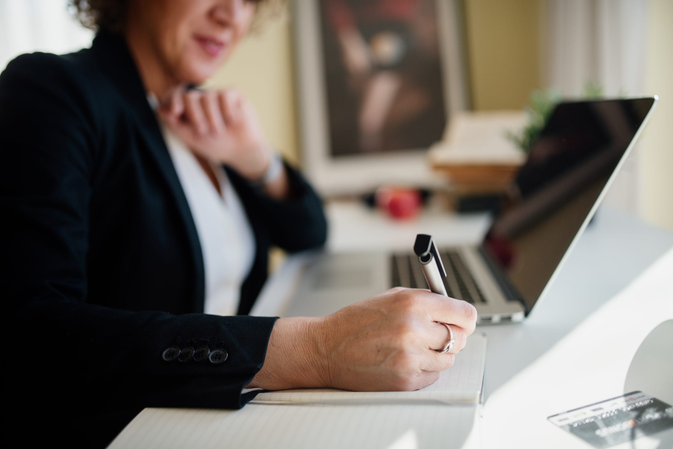 Profesjonalista pracujacy na laptopie z pakietem biurowym w nowoczesnym biurze - oprogramowanie uzytkowe TechArte