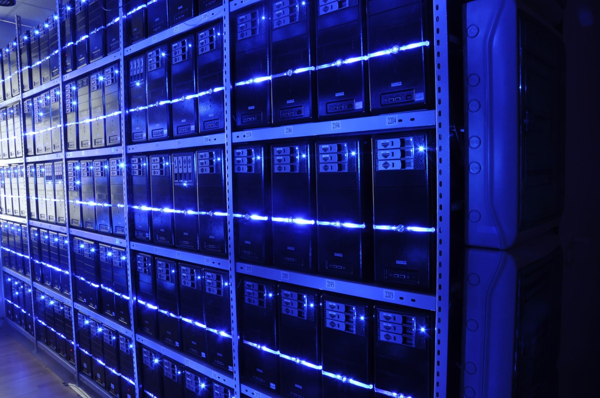 Rzedy szaf serwerowych w profesjonalnym data center - serwis i outsourcing urzadzen serwerowych