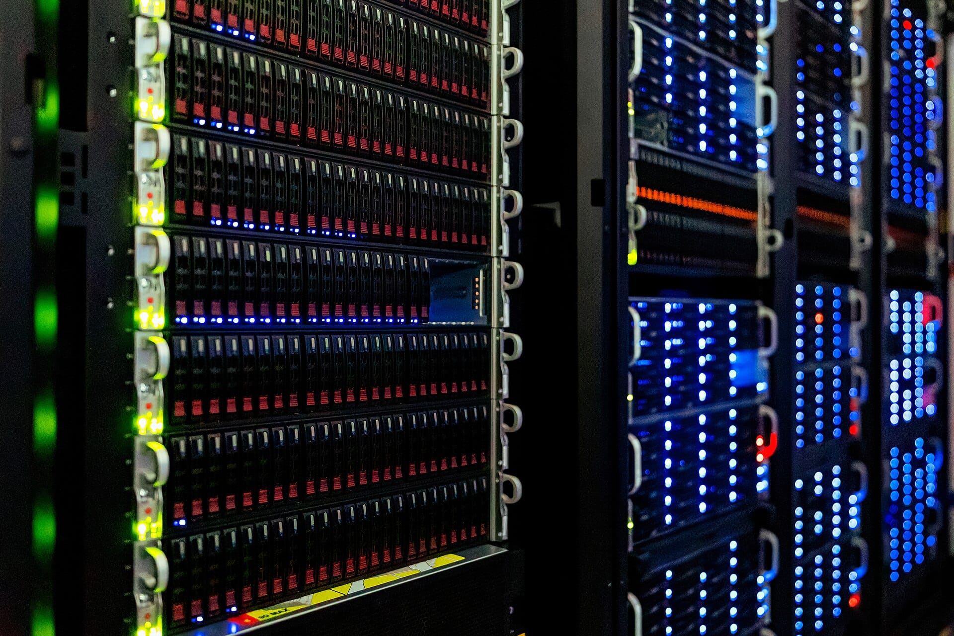Serwerownia data center z rzędami szaf serwerowych - outsourcing serwisu urządzeń serwerowych TechArte