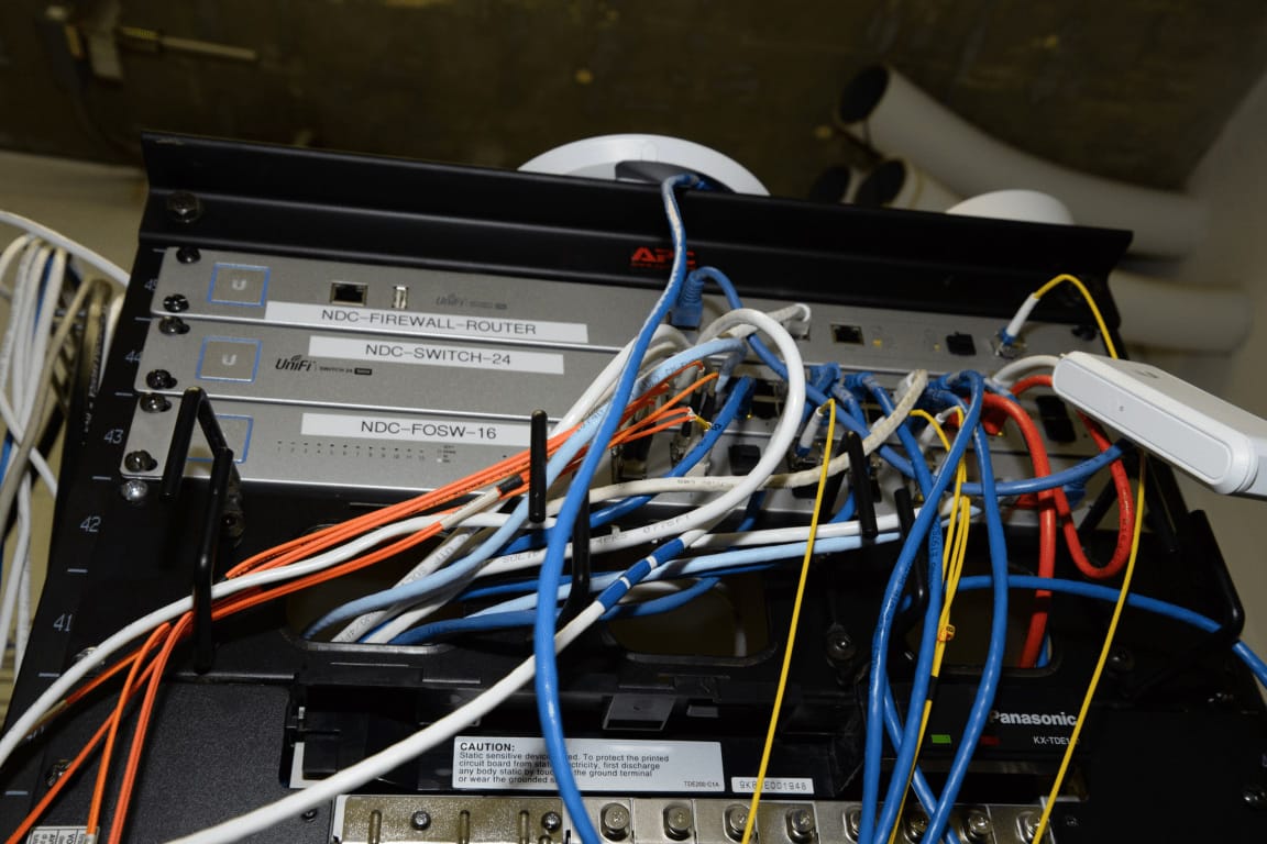 Szafa rack z routerami i switchami sieciowymi - sprzet sieciowy TechArte