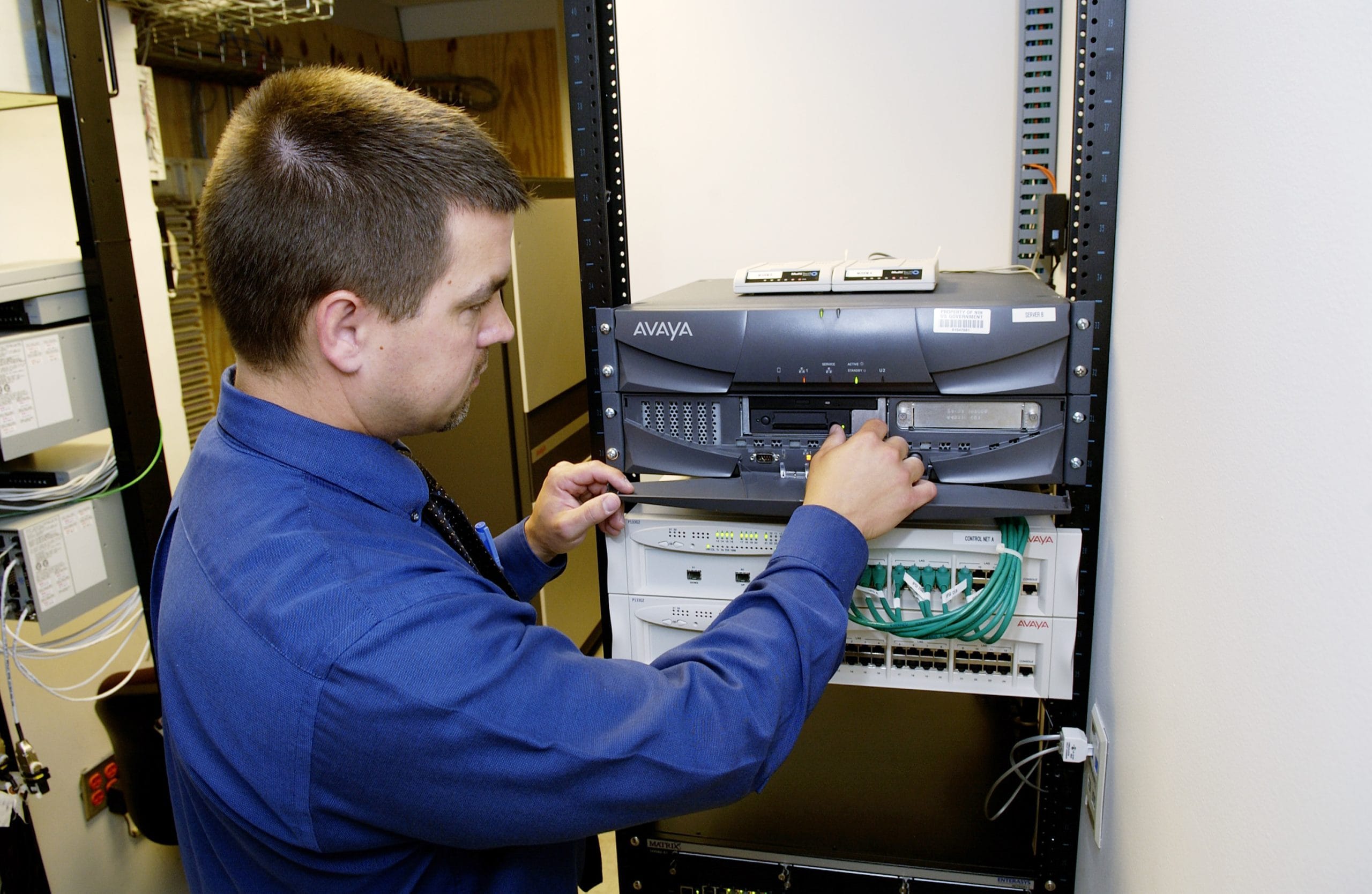 Technik przy serwerze sieciowym - kompleksowe uslugi IT TechArte